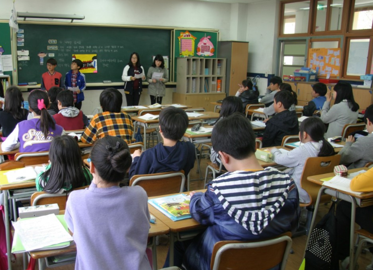 학교 안에서 민주주의는 어떻게 실현될 수 있을까? 표지